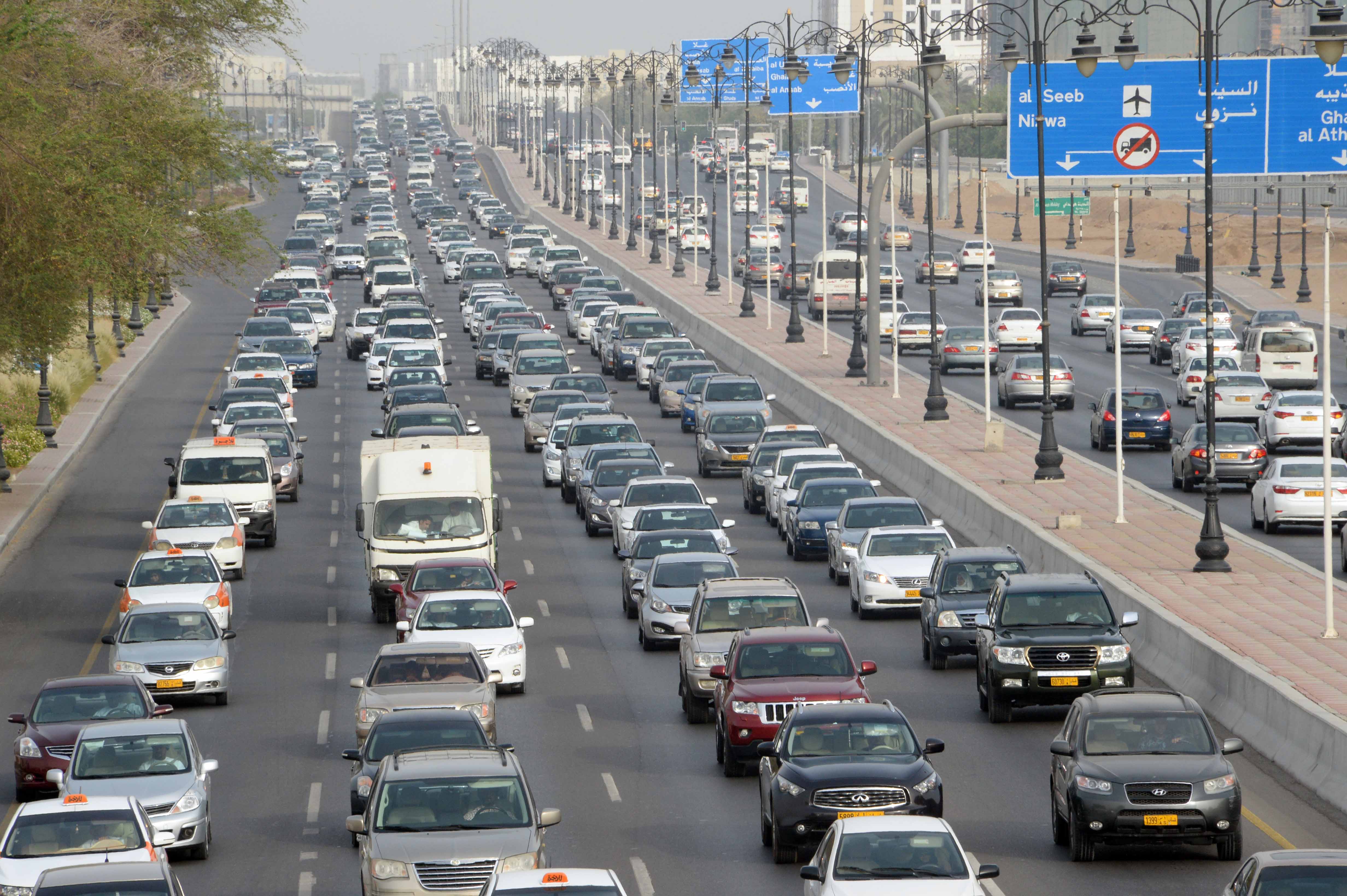 مليون و753 ألفا و872 مركبة بشوارع سلطنة عمان و42,5 بالمائة منها باللون الأبيض